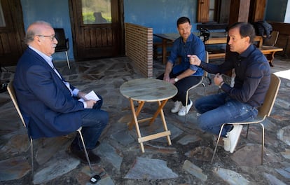 Del Bosque, Alonso y Etxeberria, en otro instante de la charla. / J. H.