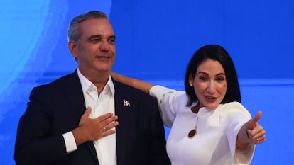 Luis Abinader junto a su esposa, Raquel Arbaje, tras conocerse los resultados preliminares, este domingo.