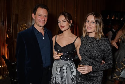 Desde la izquierda, Dominic West, Lily James y la también actriz Laura Carmichael en un evento en 2018 en Londres. 