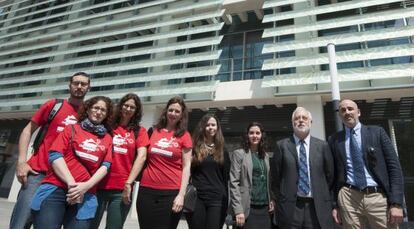 Miembros de la plataforma de afectados por el impago de las ayudas a la vivienda, ante el complejo administrativo de la Generalitat en Valencia.