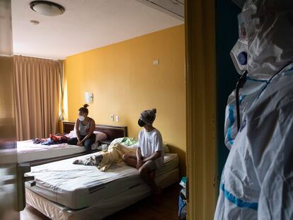 Un médico habla con un paciente con covid en un hotel de Caracas.