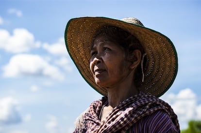 Ranong Kongsaen, de 59 años, es la fundadora del colectivo de las Abuelas Radicales en el pueblo de Na Nong Bong, en la provincia de Loei, en el noreste de Tailandia. Las mujeres del colectivo tejen telas de estilo tradicional y luego las venden para financiar la protesta de los aldeanos contra Tungkum Limited, la empresa minera que envenenó presuntamente sus tierras y el agua. Ranong es también una de las líderes del grupo Khon Rak Ban Kerd (Gente que ama a su patria), una organización fundada por las comunidades que rodean la mina de oro para luchar pacíficamente por la justicia ambiental.