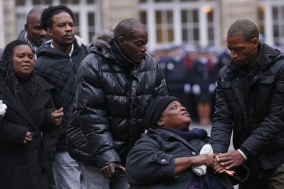 Familiares dos três policiais assassinados nos ataques terroristas da semana passada assistem ao funeral em Paris (França).