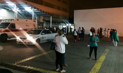 Personas afuera de un hospital tras el temblor, en Guayaquil, Ecuador.