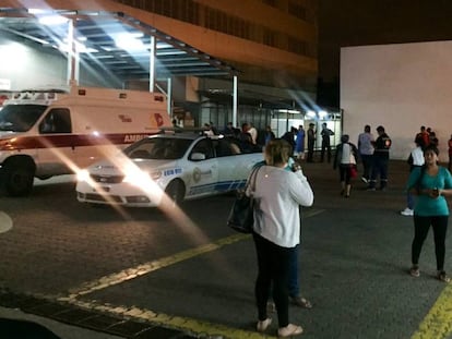 Personas afuera de un hospital tras el temblor, en Guayaquil, Ecuador.