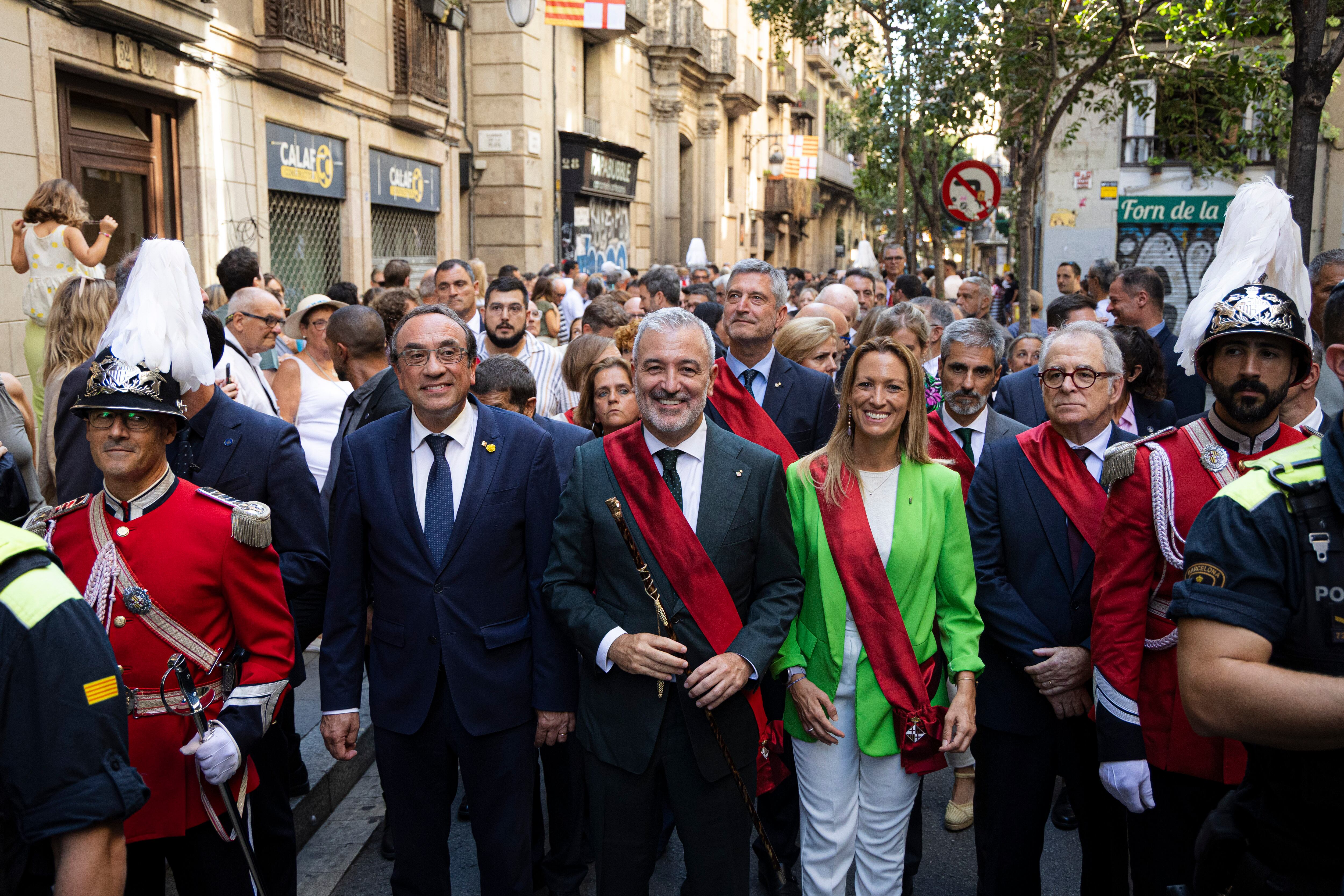 El alcalde de Barcelona, Jaume Collboni, y el presidente del Parlament, Josep Rull, durante del desfile de autoridades de La Mercè, este jueves.