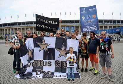 Aficionados de la Juventus cerca del estadio