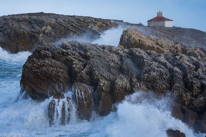 La ermita de la Virgen del Mar. Su visión acongoja en los días tempestuosos. 