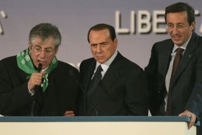 De izquierda a derecha: Umberto Bossi, Silvio Berlusconi y Gianfranco Fini en un mitin en Roma, en 2006.