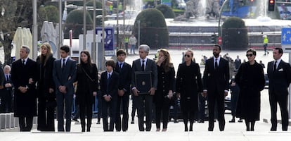 La familia de Adolfo Suárez a su llegada al Congreso donde se ha instalado la capilla ardiente.