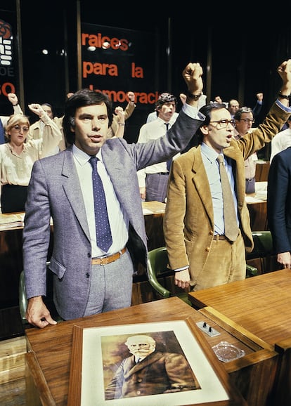 Felipe González y Alfonso Guerra cantan, puño en alto, "La Internacional" durante el Congreso del PSOE de 1981 en Madrid.