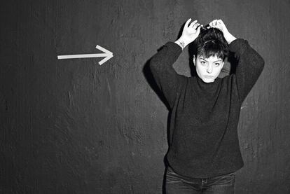 Angel Olsen se arregla el cabello una mañana de vieja normalidad en un subsuelo madrileño.