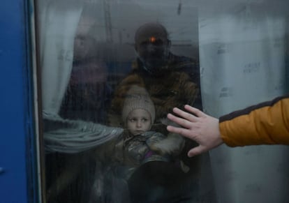 Un padre se despide de su hija en la estación de tren de Odesa. Los civiles que sean evacuados de las ciudades asediadas por las fuerzas rusas en Ucrania deben ser trasladados a "áreas seguras", según el Comité Internacional de la Cruz Roja (CICR), que calificó la situación en Mariúpul de "apocalíptica".