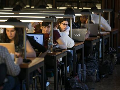 Estudiantes de la Universidad de Barcelona, en la biblioteca del edificio histórico de la UB en una imagen de archivo