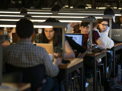 Estudiantes de la Universidad de Barcelona, en la biblioteca del edificio histórico de la UB el año pasado.