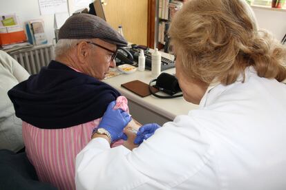 Un hombre se vacuna contra la gripe.