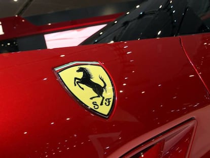 Logo de la marca de coches de lujo Ferrari.