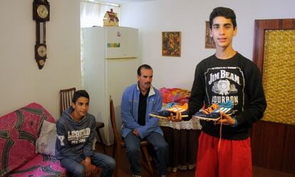 Hicham Serroukh es parte de una familia de seis miembros que vive en San Lorenzo del Escorial, Ayuntamiento del que recibe 160 euros anuales. Con esa cantidad no cubre el gasto en material deportivo. Su hermano Anas, de 13 años, también es atleta en ciernes y forma parte del mismo club, Las Ardillas de El Escorial, fundado hace 10 años en esta localidad del noroeste de la Comunidad de Madrid.