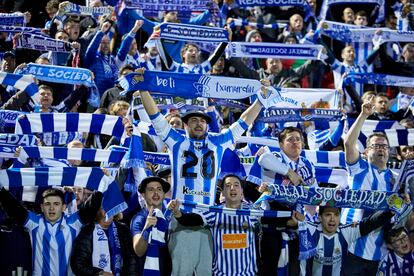 Los aficionados de la Real celebran la clasificación para la final de la Copa.