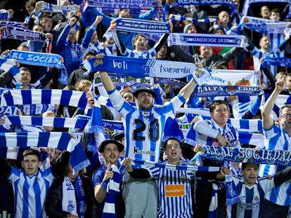 Los aficionados de la Real celebran la clasificación para la final de la Copa.