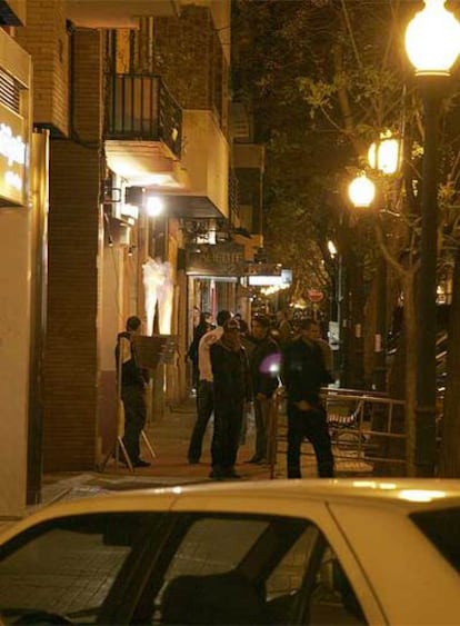 Ambiente nocturno en la calle de Juan Llorens de Valencia.
