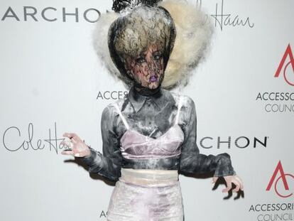 El vestuario de Lady Gaga ha recibido uno de los premios ACE organizados por la Asociación de Cronistas del Espectáculo. Marc Jacobs ha sido el encargado de darle el galardón en la ceremonia de Nueva York, en la que también se ha reconocido a Diane Von Fürstenberg, a la firma Burberry y a la muñeca Barbie.