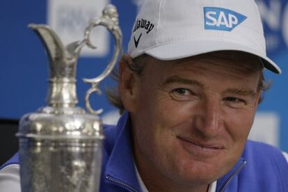 Ernie Els, sonriente junto a la Jarra de Plata.