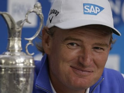 Ernie Els, sonriente junto a la Jarra de Plata.