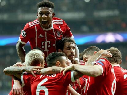 Los futbolistas del Bayern festejan su primer gol en Estambul.