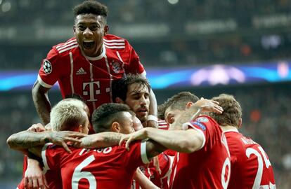 Los futbolistas del Bayern festejan su primer gol en Estambul.