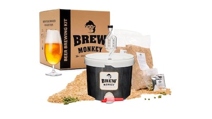 Regalos para hombres sobre fondo blanco.