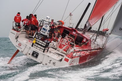 El Dongfeng navega por el estrecho de Malaca rumo a la ciudad china de Sanya donde finaliza la tercera etapa.