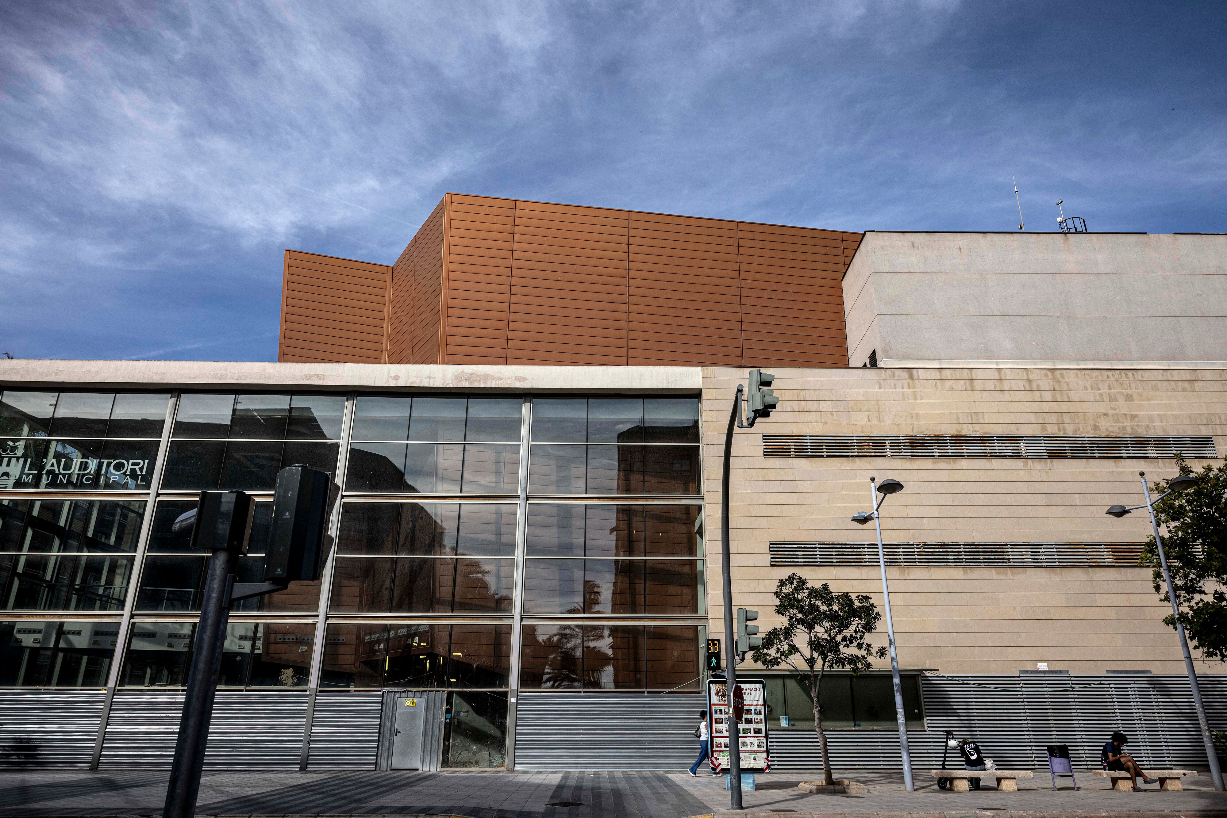 Estado actual del auditorio de Paiporta, que sigue cerrado y en fase de reconstrucción.