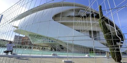 El Palau de les Arts, en Valencia, vallado por obras de reparación.