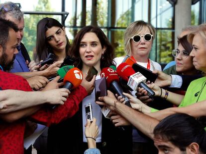 La candidata del PP a la presidencia de la Comunidad de Madrid, Isabel Díaz Ayuso, atiende a la prensa momentos antes de posar junto al Grupo Parlamentario Popular para hacerse la foto oficial del comienzo de la XI Legislatura de la Asamblea de Madrid.