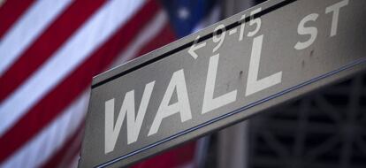 Un cartel se&ntilde;ala la entrada a Wall Street, la Bolsa de Nueva York