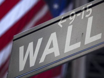 Un cartel se&ntilde;ala la entrada a Wall Street, la Bolsa de Nueva York