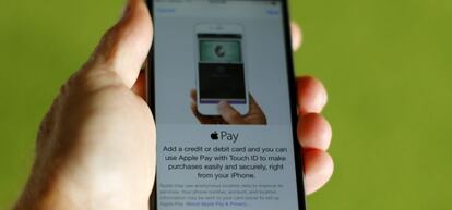 Un cliente acerca su móvil para pagar con el sistema Apple Pay en una imagen de archivo.