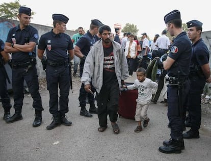 Agentes de policía vigilan el desalojo de un campamento gitano en Vaulx-en-Velin, al este de Lyon, el pasado 23 de agosto.