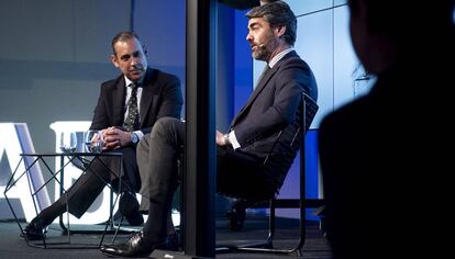 Manuel Mirat, consejero delegado de PRISA, y Luis Enríquez, de espaldas, consejero delegado de Vocento.