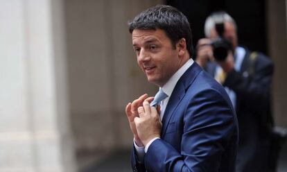 Renzi se ajusta la corbata antes de encontrarse con el presidente del Consejo Europeo, Herman Van Rompuy, la semana pasada.