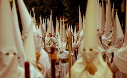 El origen de los nazarenos se remonta al siglo XV. El capirote, según la tradición, acorta la distancia entre el penitente y el cielo.