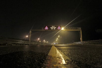 La Dirección General de Tráfico informaba en las pantallas de que habían cortado la A-6 desde el kilómetro 20 hasta el 50. Sin embargo, Pablo Herreros, que estaba en el kilómetro 63, también permanecía bloqueado junto a muchos otros conductores, donde no paraba de nevar.