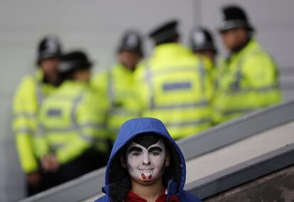 Un espectador del partido entre West Bromwich Albion y el Manchester City posa para una foto con un disfraz de Halloween, el 29 de octubre. 