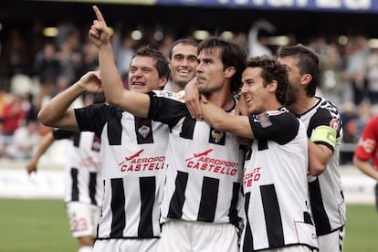 Jugadores del CD Castell&oacute;n con el logotipo del aeropuerto de Castell&oacute;n en sus camisetas en 2008.