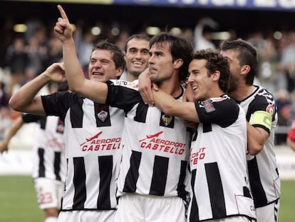 Jugadores del CD Castell&oacute;n con el logotipo del aeropuerto de Castell&oacute;n en sus camisetas en 2008.