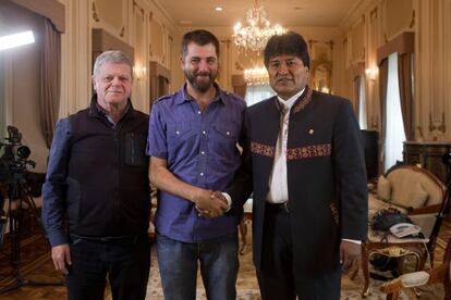 Gustavo Santaolalla y Andr&eacute;s Cuervo con Evo Morales. 