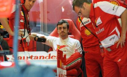 Alonso, en boxes.