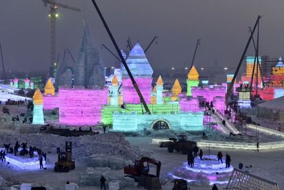 Los trabajos de construcción continúan estos días hasta bien entrada la noche, bajo la luz psicodélica de las estructuras de hielo.