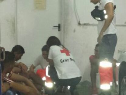 Miembros de Cruz Roja atienden a los tripulantes de las pateras.
